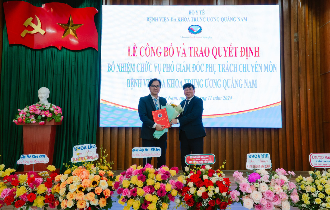 Trao quyết định của Bộ Y tế bổ nhiệm TS.BS Phan Tấn Quang giữ chức vụ Phó Giám đốc chuyên môn Bệnh viện Đa khoa Trung ương Quảng Nam. Trao quyết định của Bộ Y tế bổ nhiệm TS.BS Phan Tấn Quang giữ chức vụ Phó Giám đốc chuyên môn Bệnh viện Đa khoa Trung ương Quảng Nam.