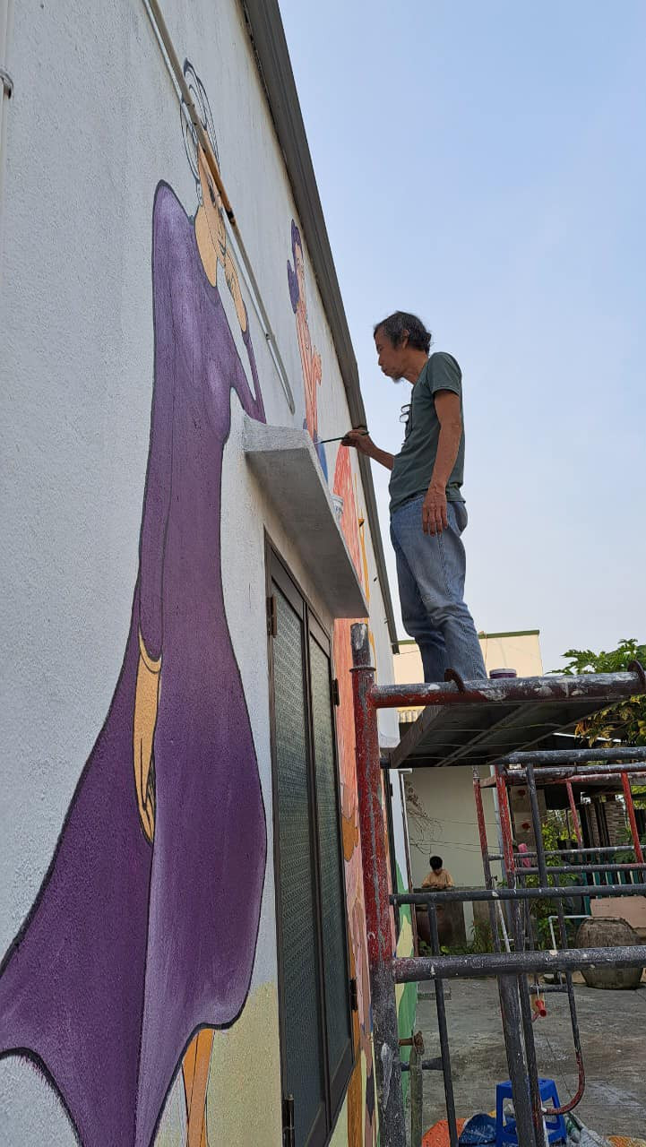 Họa sĩ Nguyễn Thượng Hỷ tham gia vẽ tranh tại làng bích hoạ. Ảnh: NVCC. Họa sĩ Nguyễn Thượng Hỷ tham gia vẽ tranh tại làng bích hoạ. Ảnh: NVCC.