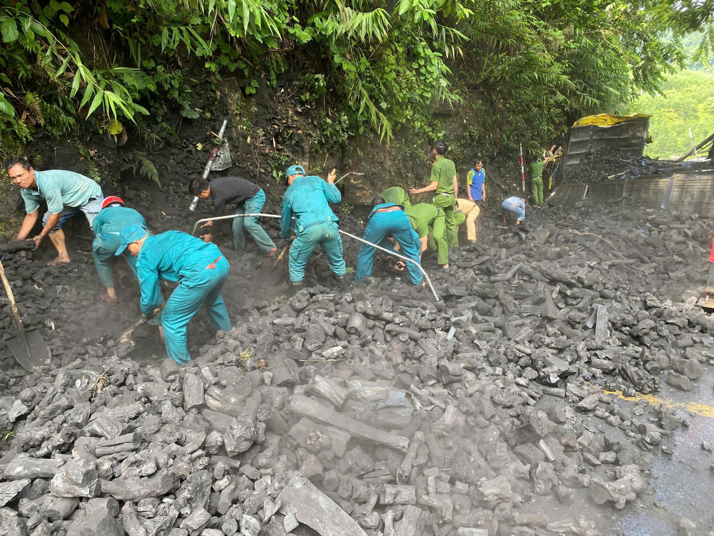 Hiện trường ngổn ngang sau khi xe chở than tông vào taluy đường.