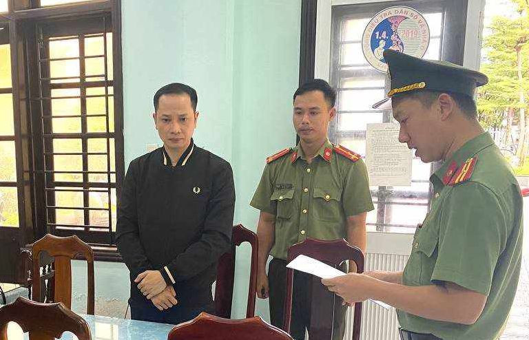 Công an thi hành lệnh khởi tố, bắt tạm giam đối tượng Nguyễn Quang Tứ. Ảnh CA