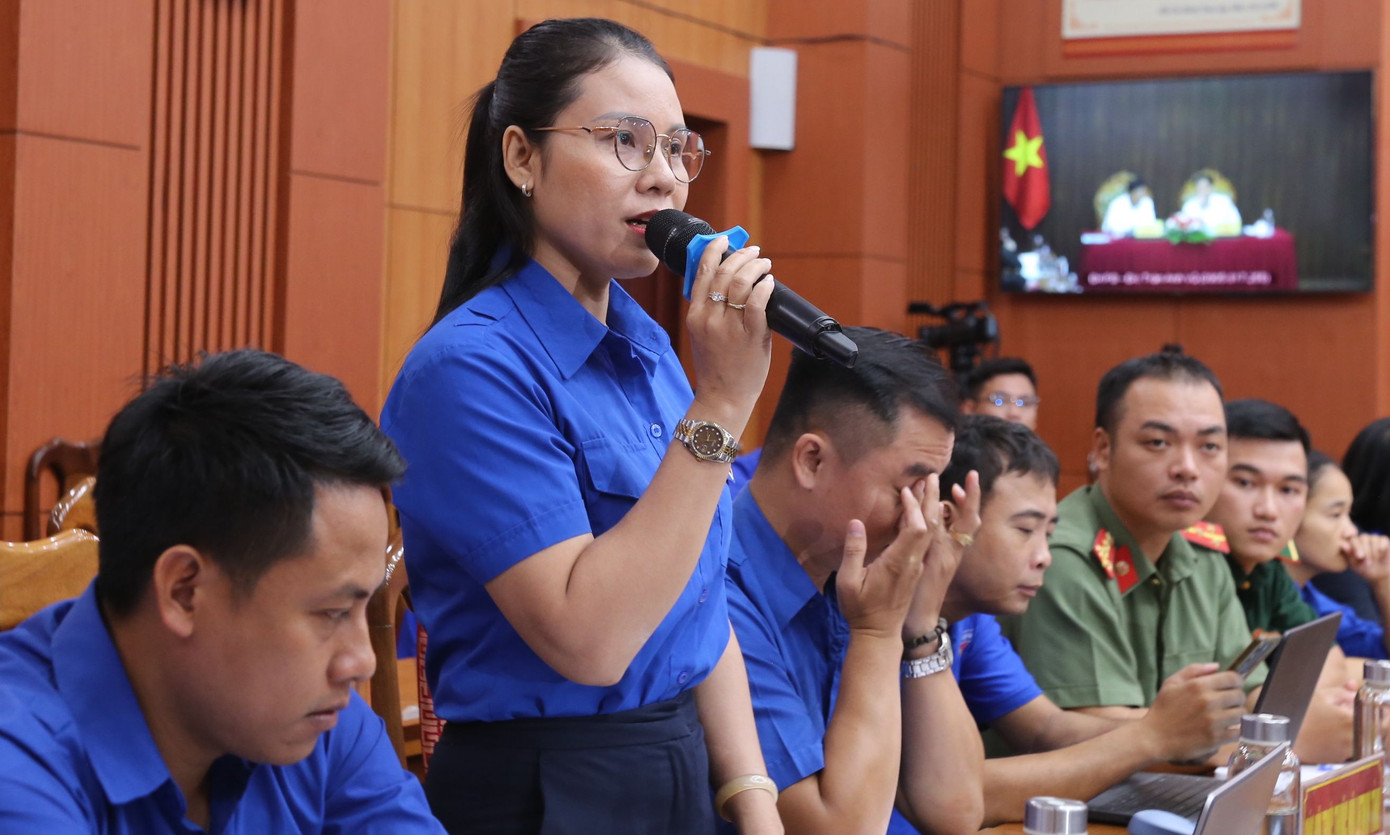 Bạn trẻ đặt câu hỏi cho lãnh đạo tỉnh tại buổi đối thoại. Bạn trẻ đặt câu hỏi cho lãnh đạo tỉnh tại buổi đối thoại.