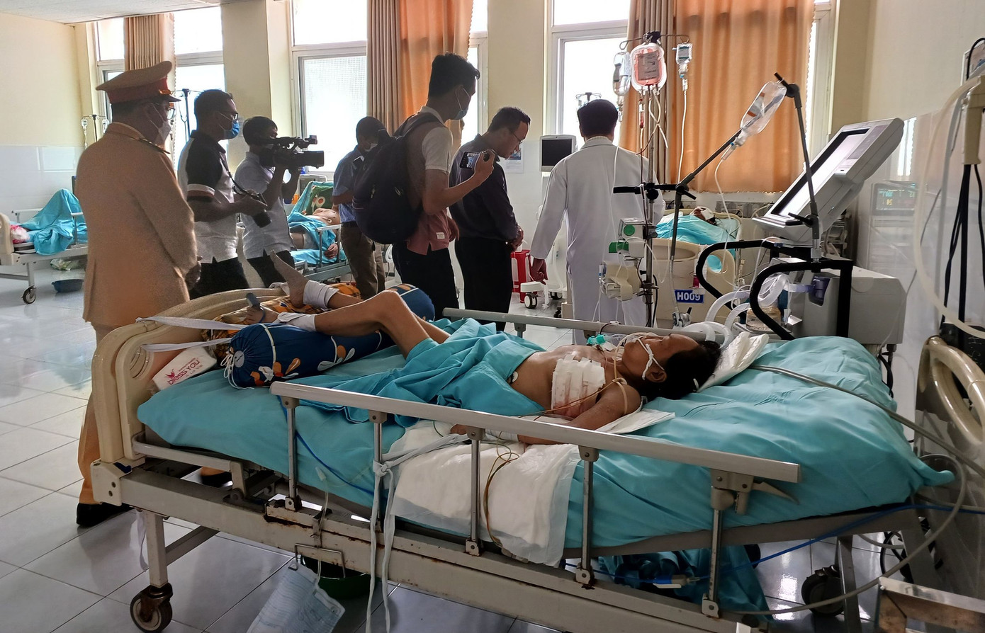 Nạn nhân vụ tai nạn xe khách đang điều trị tại Bệnh viện Đa khoa Trung ương Quảng Nam.