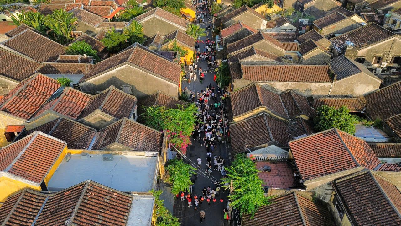 Hội An vào top 10 điểm đến ở Việt Nam được khách nội địa tìm kiếm nhiều nhất dịp giỗ tổ Hùng Vương năm 2025 do nền tảng du lịch trực tuyến hàng đầu thế giới Booking.com công bố. Hội An vào top 10 điểm đến ở Việt Nam được khách nội địa tìm kiếm nhiều nhất dịp giỗ tổ Hùng Vương năm 2025 do nền tảng du lịch trực tuyến hàng đầu thế giới Booking.com công bố.