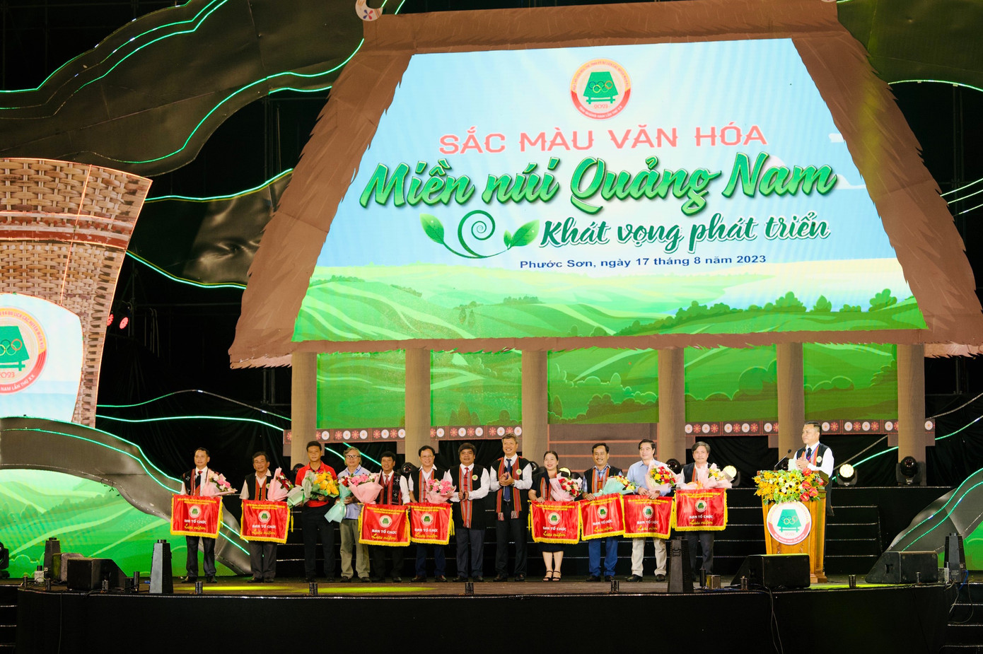 Phó Chủ tịch UBND tỉnh Quảng Nam tặng cờ cho các đơn vị tham gia Ngày hội.