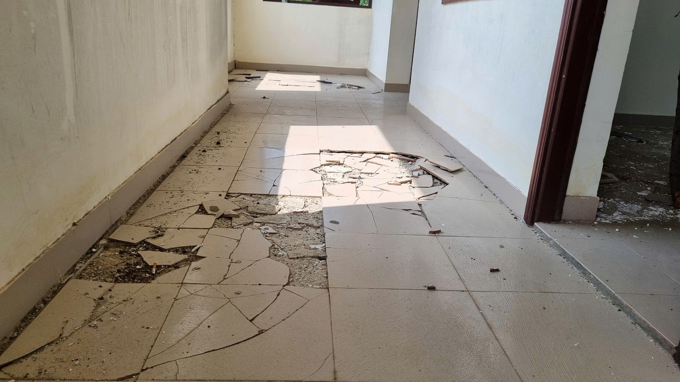 Nền nhà, trần nhà, cửa đều hư hỏng. Nền nhà, trần nhà, cửa đều hư hỏng.