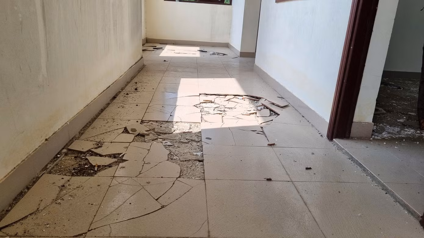 Nền nhà, trần nhà, cửa đều hư hỏng.