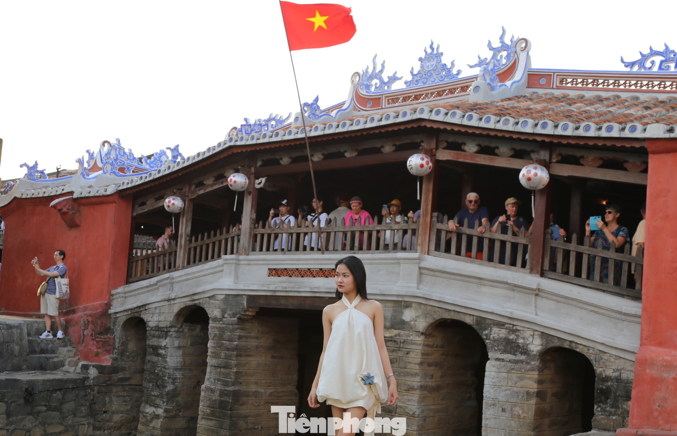 Các điểm tham quan như di tích Chùa Cầu, cầu An Hội ken dày du khách. Các tuyến đường Trần Phú, Bạch Đằng, Nguyễn Thái Học… có thời điểm rất đông, dòng người nhích từng chút. Ảnh: Hoài Văn