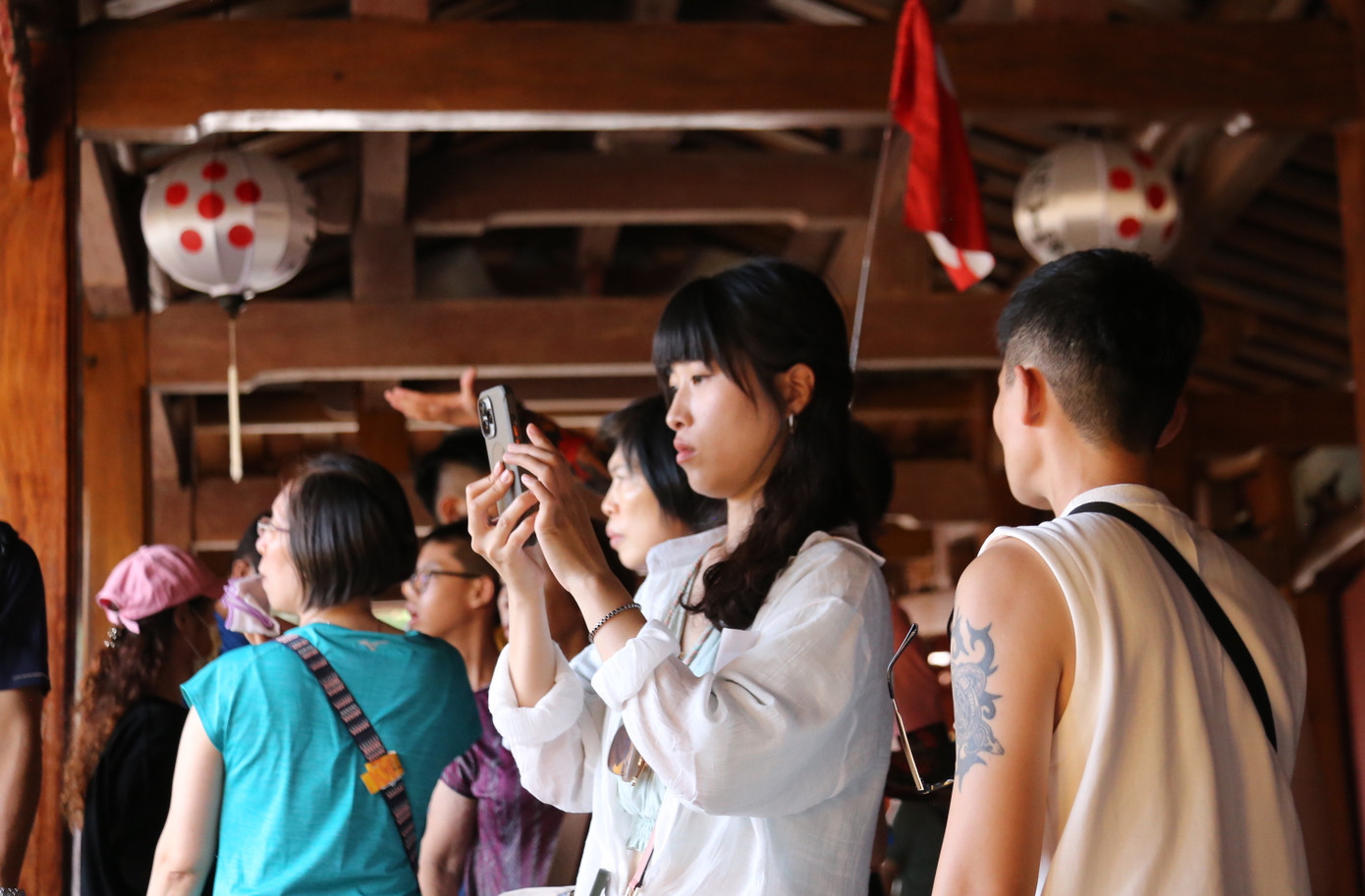 Ghi nhận của PV Tiền Phong chiều 31/7, rất đông du khách đến tham quan di tích Chùa Cầu - Hội An. Cả khách nội địa và khách quốc tế đều kéo đến tham quan khiến khu vực này có lúc chật kín người.