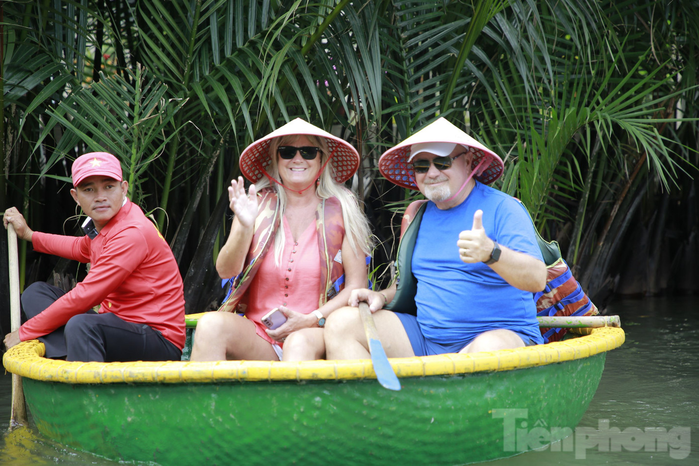 Ghi nhận của PV, hàng ngàn du khách đổ về các điểm du lịch Hội An, trong đó một trong những điểm hút khách là rừng dừa Bảy Mẫu. Ghi nhận của PV, hàng ngàn du khách đổ về các điểm du lịch Hội An, trong đó một trong những điểm hút khách là rừng dừa Bảy Mẫu.