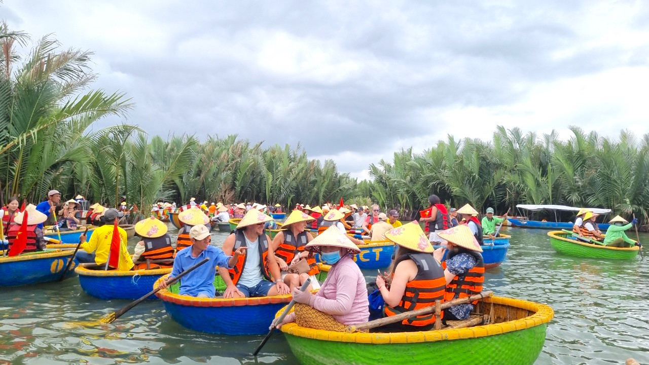 Khách du lịch đông trở lại khiến doanh nghiệp lữ hành vô cùng phấn khởi. “Hiện khách quốc tế rất đông, không khí sôi động trở lại. Lượng khách ước đạt khoảng 80% so với trước dịch COVID-19. Sự phục hồi tích cực này khiến người làm du lịch như chúng tôi rất mừng” – ông Tài chia sẻ. Khách du lịch đông trở lại khiến doanh nghiệp lữ hành vô cùng phấn khởi. “Hiện khách quốc tế rất đông, không khí sôi động trở lại. Lượng khách ước đạt khoảng 80% so với trước dịch COVID-19. Sự phục hồi tích cực này khiến người làm du lịch như chúng tôi rất mừng” – ông Tài chia sẻ.