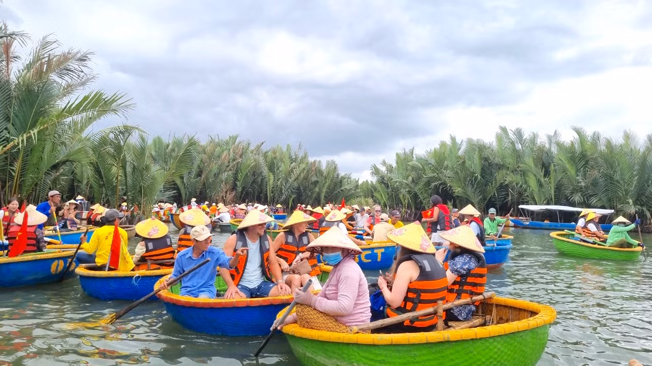 Khách du lịch đông trở lại khiến doanh nghiệp lữ hành vô cùng phấn khởi. “Hiện khách quốc tế rất đông, không khí sôi động trở lại. Lượng khách ước đạt khoảng 80% so với trước dịch COVID-19. Sự phục hồi tích cực này khiến người làm du lịch như chúng tôi rất mừng” – ông Tài chia sẻ. Khách du lịch đông trở lại khiến doanh nghiệp lữ hành vô cùng phấn khởi. “Hiện khách quốc tế rất đông, không khí sôi động trở lại. Lượng khách ước đạt khoảng 80% so với trước dịch COVID-19. Sự phục hồi tích cực này khiến người làm du lịch như chúng tôi rất mừng” – ông Tài chia sẻ.