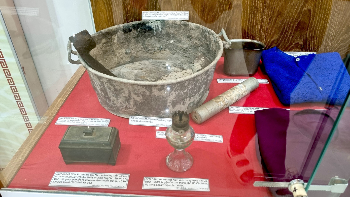 Các kỷ vật còn lại là những báu vật vô giá, kể lại với lớp người sau về những trang sử hào hùng của dân tộc Việt Nam. Các kỷ vật còn lại là những báu vật vô giá, kể lại với lớp người sau về những trang sử hào hùng của dân tộc Việt Nam.