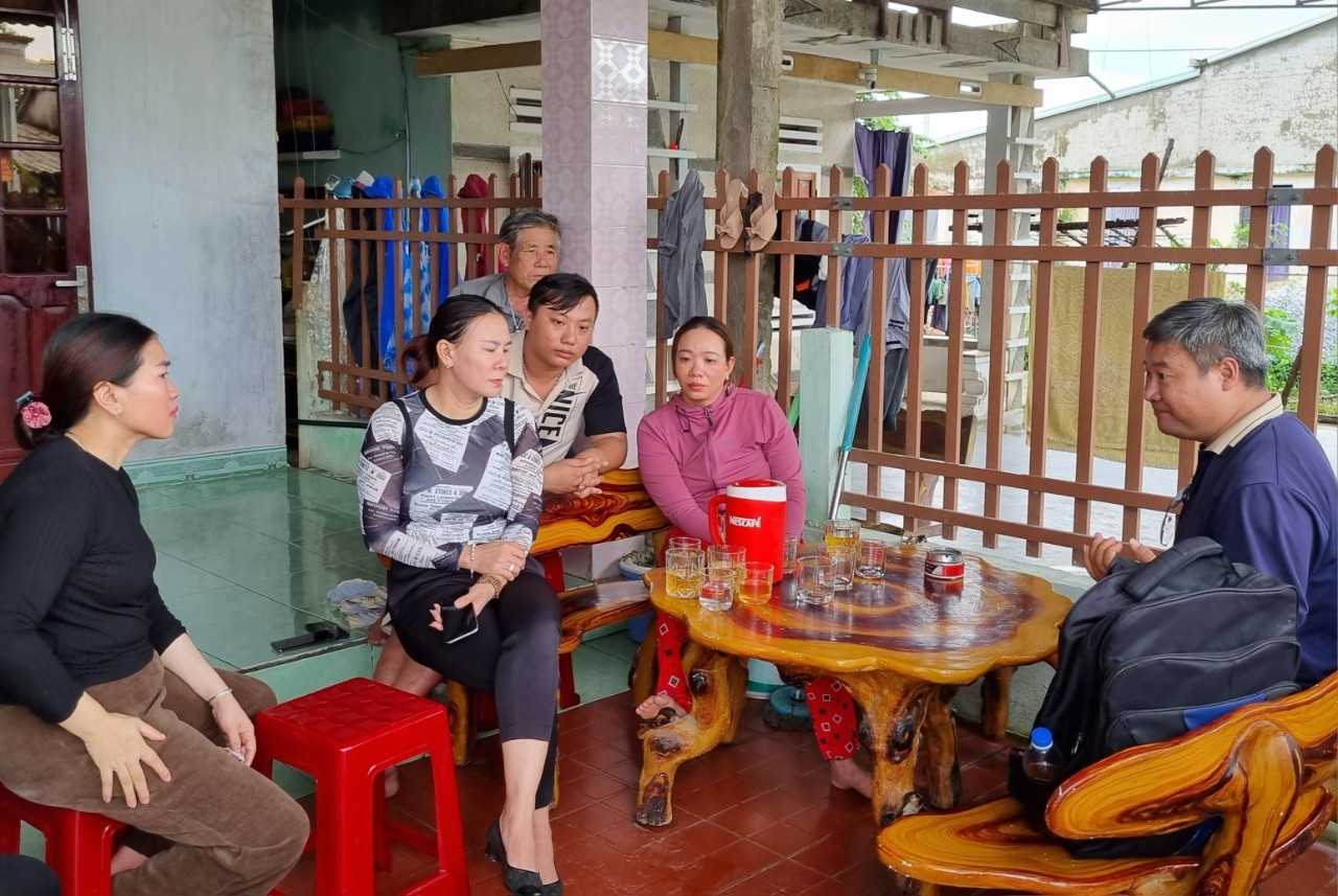 Lặng im đến nhói lòng. Lặng im đến nhói lòng.