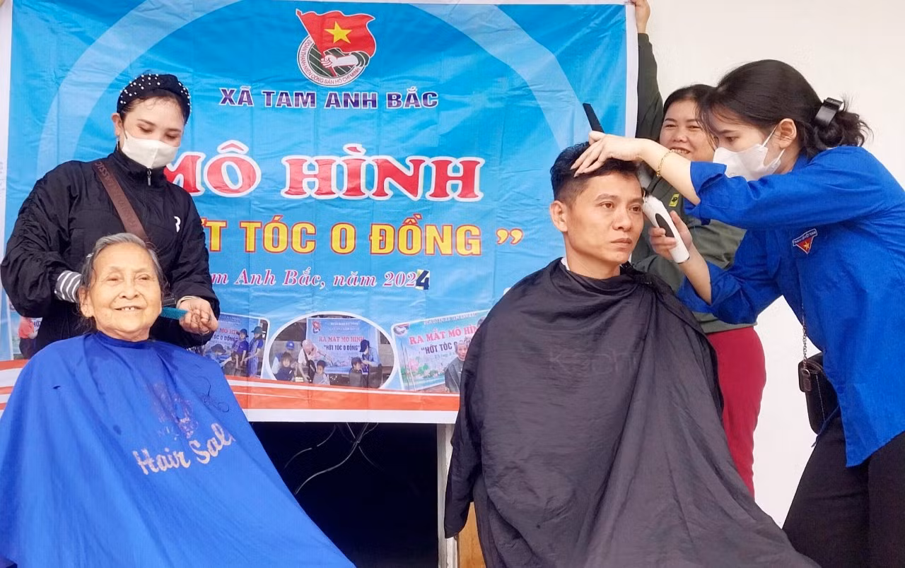 Mô hình "Hớt tóc 0 đồng" của bạn trẻ xã Tam Anh Bắc Mô hình "Hớt tóc 0 đồng" của bạn trẻ xã Tam Anh Bắc