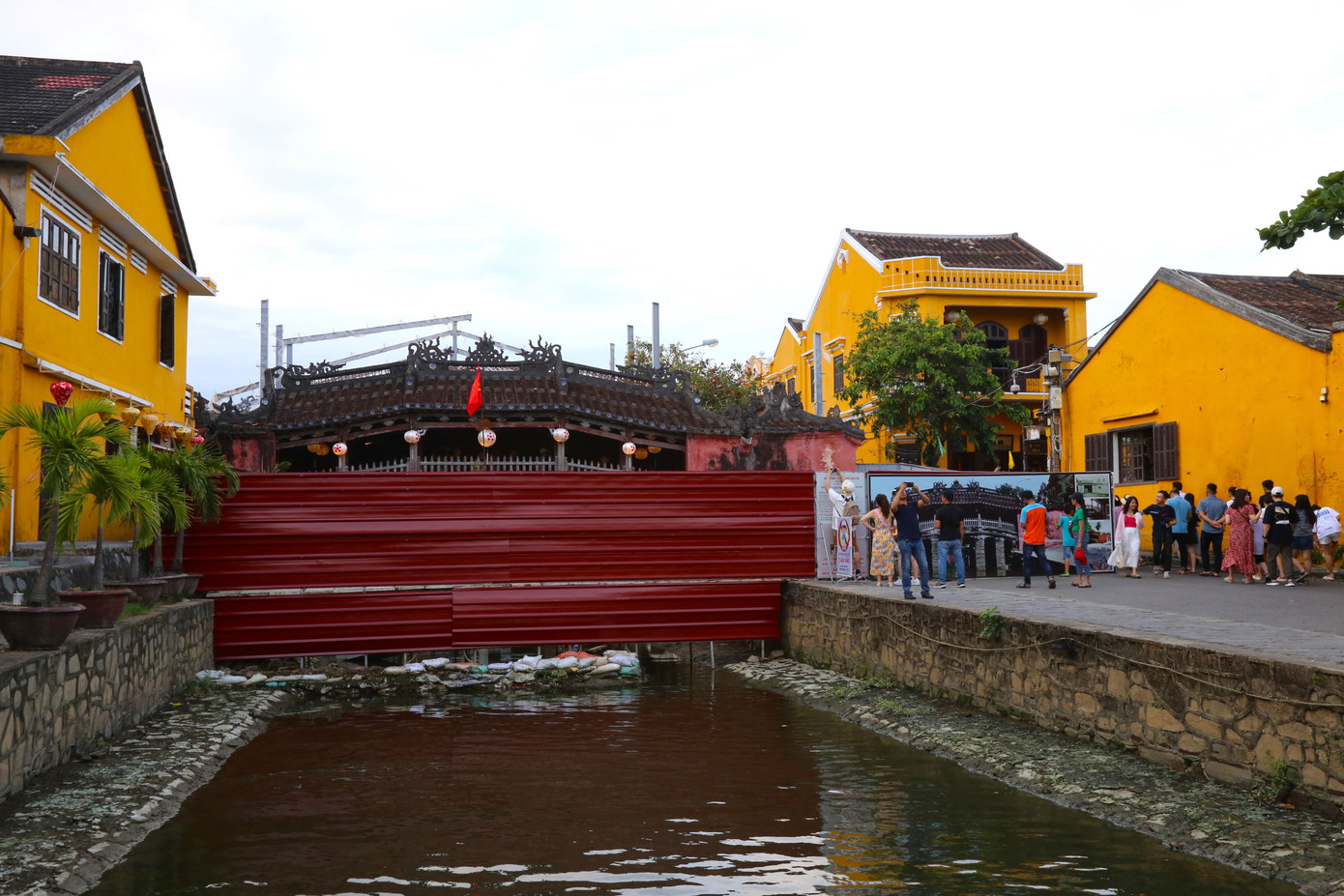 Ông Nguyễn Văn Sơn, Chủ tịch UBND TP Hội An, cho hay trải qua 400 năm tồn tại, chịu tác động của nhiều yếu tố về thời gian, môi trường tự nhiên và con người nên di tích đã và đang xuống cấp nghiêm trọng. Ông Nguyễn Văn Sơn, Chủ tịch UBND TP Hội An, cho hay trải qua 400 năm tồn tại, chịu tác động của nhiều yếu tố về thời gian, môi trường tự nhiên và con người nên di tích đã và đang xuống cấp nghiêm trọng.