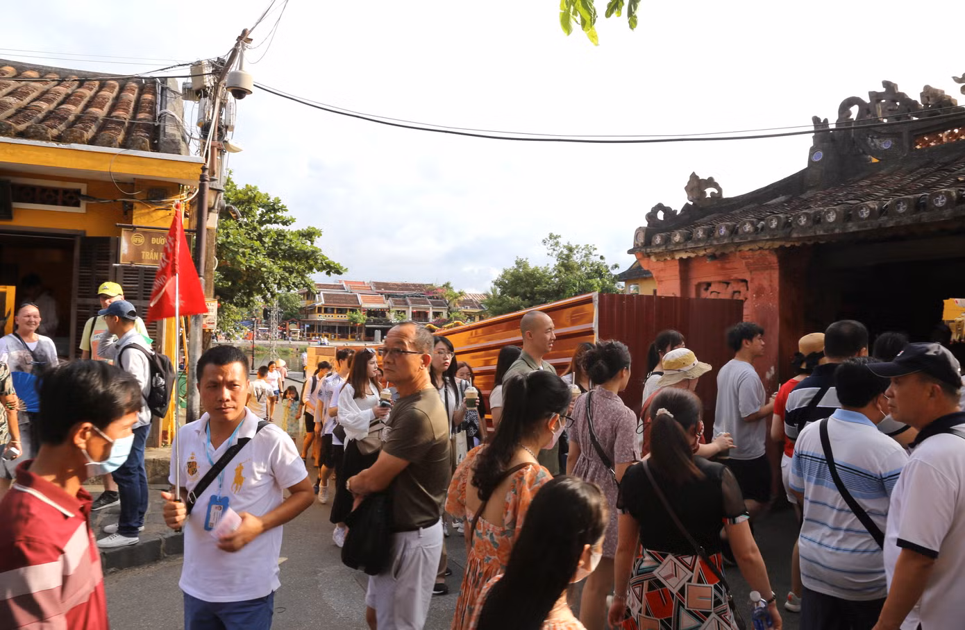 Lối lên xuống luôn chật kín người.