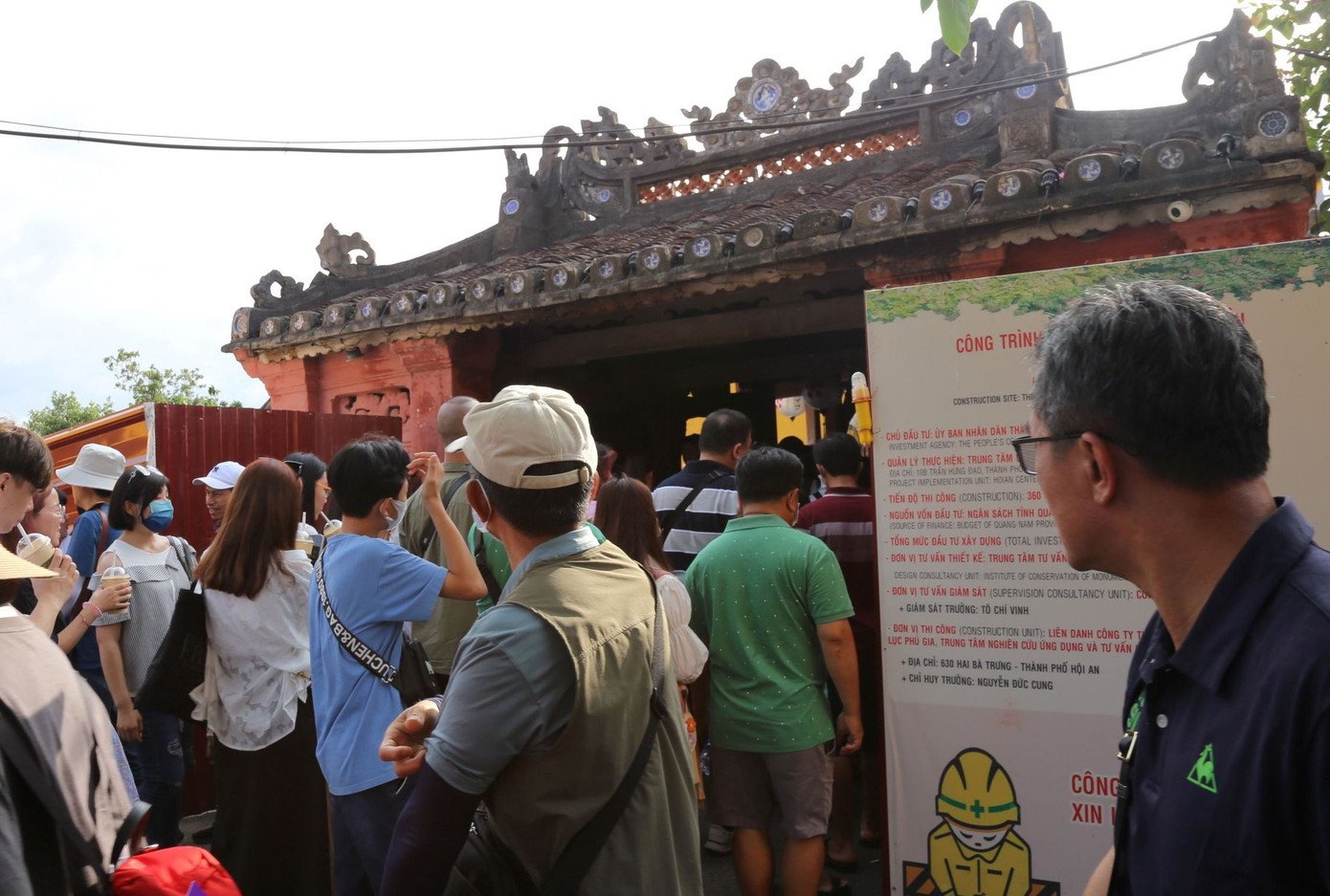 Dù đang trong cuộc đại trùng tu, Chùa Cầu vẫn đón lượng đông du khách tham quan dịp lễ 30/4-1/5. Dù đang trong cuộc đại trùng tu, Chùa Cầu vẫn đón lượng đông du khách tham quan dịp lễ 30/4-1/5.