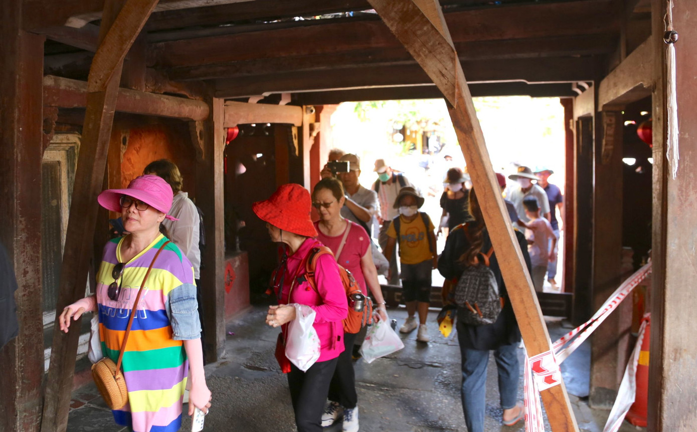 Bên trong di tích, những cột chống, dây bảo vệ được chăng để đảm bảo an toàn Bên trong di tích, những cột chống, dây bảo vệ được chăng để đảm bảo an toàn