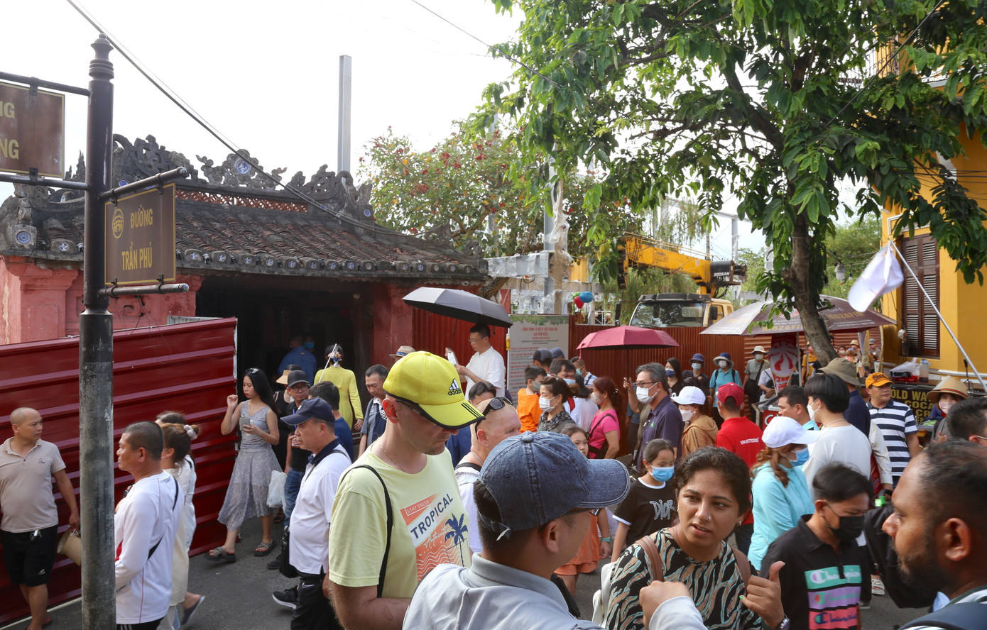 Theo ghi nhận, tại Chùa Cầu rất đông các đoàn khách tham quan, có thời điểm chật kín người. Theo ghi nhận, tại Chùa Cầu rất đông các đoàn khách tham quan, có thời điểm chật kín người.