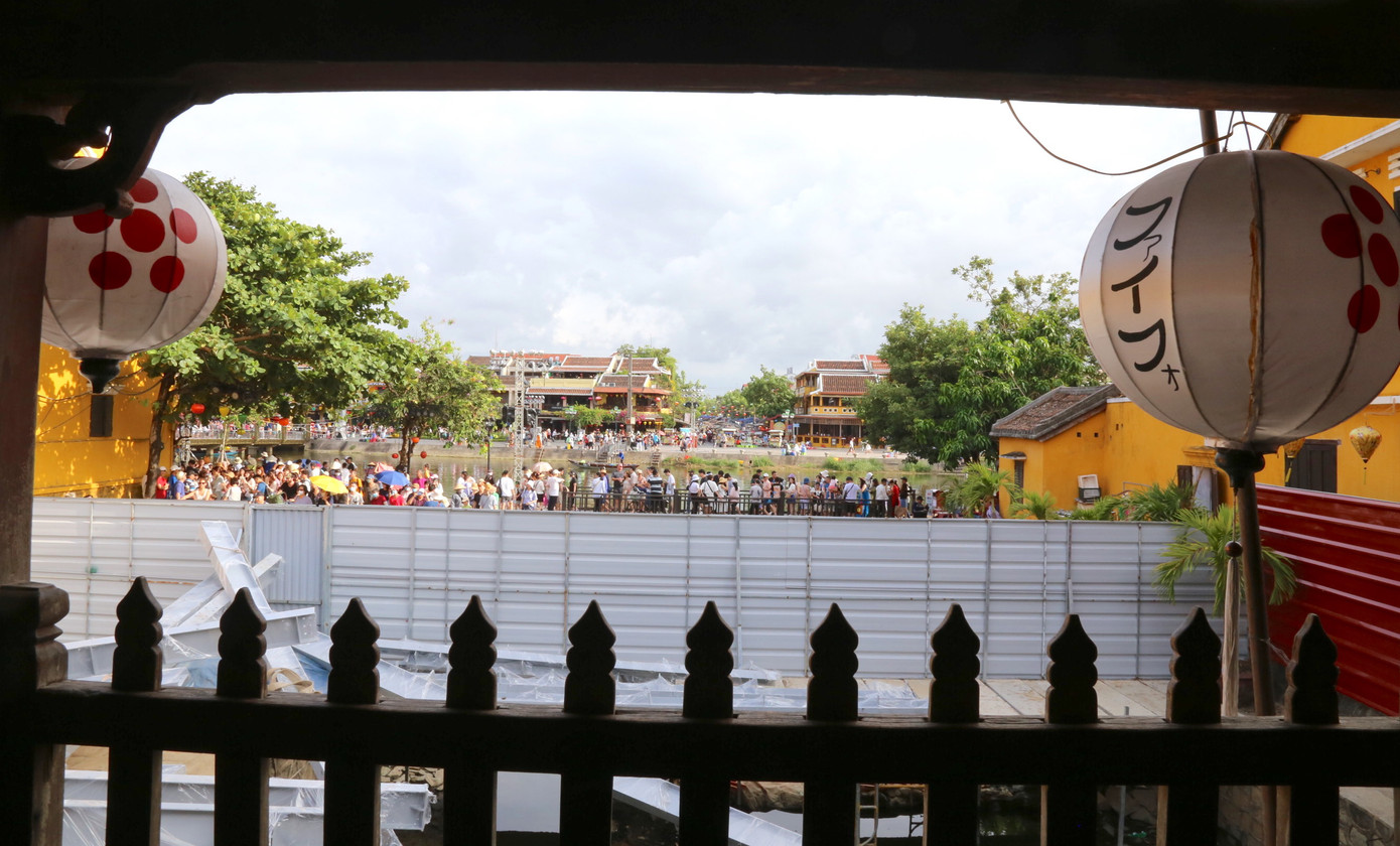 Bên trong Chùa Cầu nhìn ra sông Hoài. Chị Cẩm Nhung (đến từ Hà Nội) cho hay đã nhiều lần đến Hội An, lần nào cũng phải chạm tay vào di tích chùa Cầu. Tuy nhiên lần này chị bất ngờ khi thấy di tích bị "băng bó". “Mấy đợt trước mình hay đứng ở trong khu vực chùa Cầu phóng tầm mắt ra phía sông Hoài, cảm giác rất thích. Rất tiếc là hôm nay mình không được ngắm nhìn Chùa Cầu một cách trọn vẹn” – chị Nhung chia sẻ. Bên trong Chùa Cầu nhìn ra sông Hoài. Chị Cẩm Nhung (đến từ Hà Nội) cho hay đã nhiều lần đến Hội An, lần nào cũng phải chạm tay vào di tích chùa Cầu. Tuy nhiên lần này chị bất ngờ khi thấy di tích bị "băng bó". “Mấy đợt trước mình hay đứng ở trong khu vực chùa Cầu phóng tầm mắt ra phía sông Hoài, cảm giác rất thích. Rất tiếc là hôm nay mình không được ngắm nhìn Chùa Cầu một cách trọn vẹn” – chị Nhung chia sẻ.