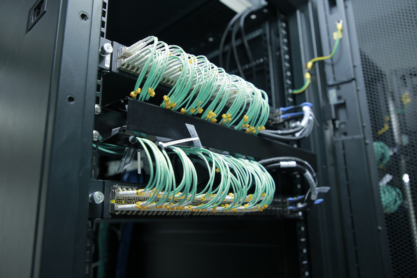 Hệ thống máy móc trang bị Trung tâm tích hợp dữ liệu. Hệ thống máy móc trang bị Trung tâm tích hợp dữ liệu.