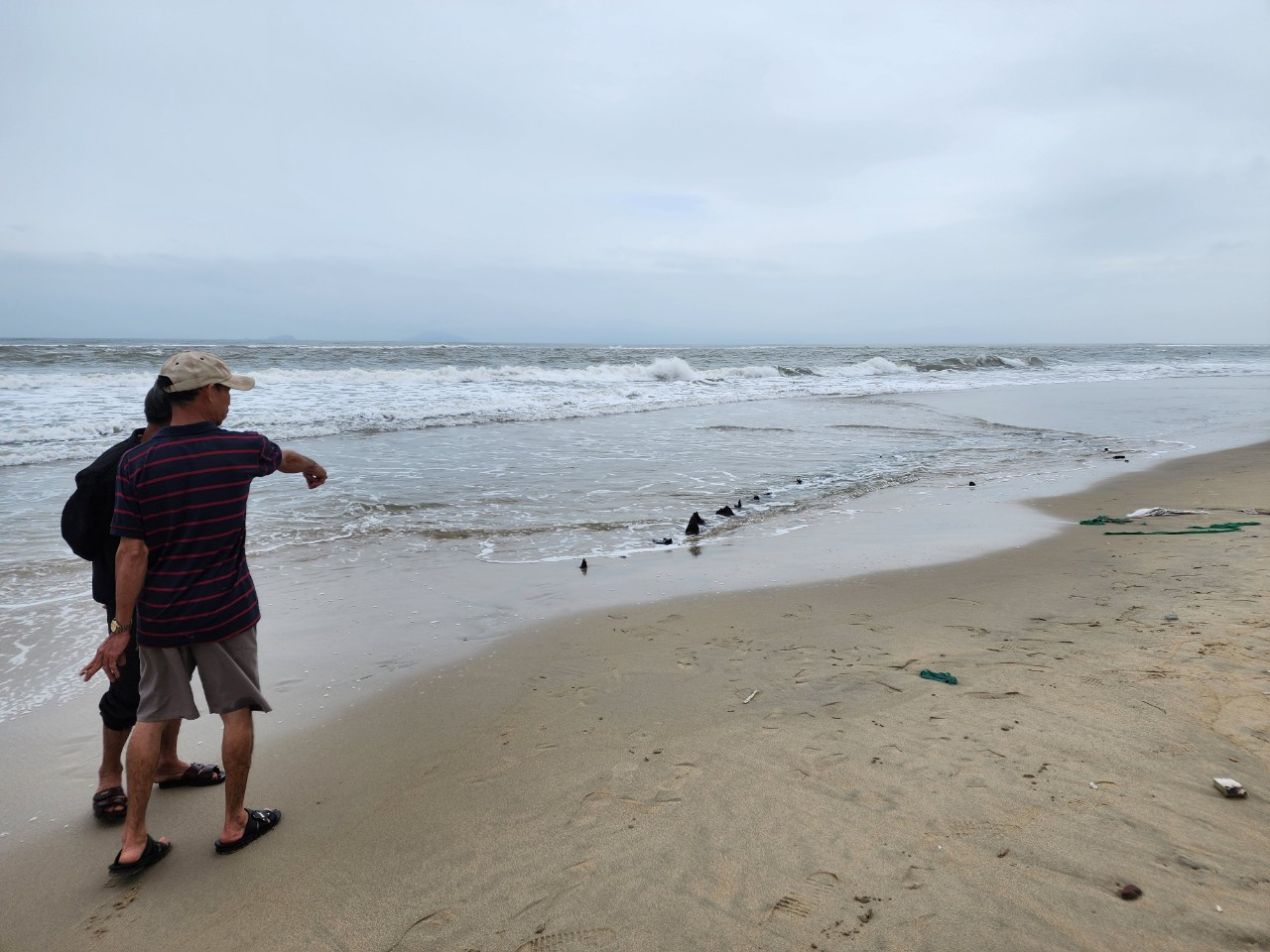 Người dân tò mò tìm đến xem xác tàu được cho là tàu cổ.