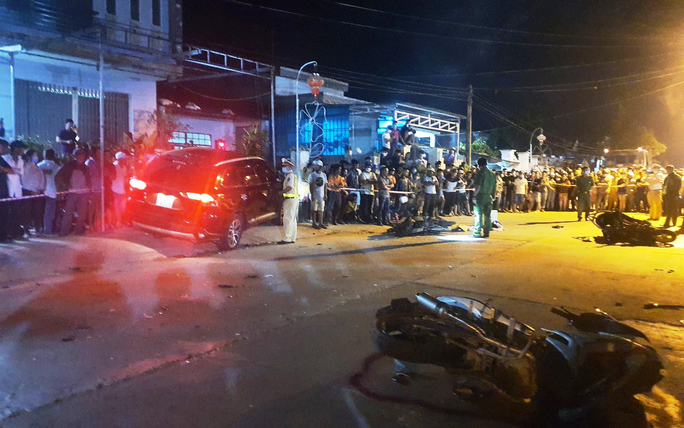 Nhiều xe máy nằm ngổn ngang tại hiện trường.