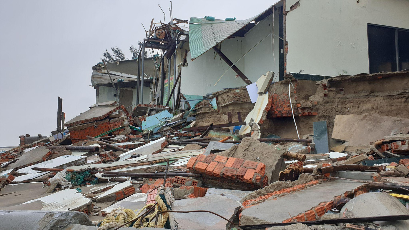 Cách đây 3 hôm, hoàn lưu bão NESAT khiến sóng biển dâng cao cùng gió kéo sập dãy 5 ngôi nhà của người dân thuộc khối Thịnh Mỹ, phường Cẩm An, TP Hội An, Quảng Nam.