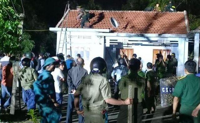 Công an vây bắt đối tượng tấn công hai ông cháu thương vong. Ảnh CTV Công an vây bắt đối tượng tấn công hai ông cháu thương vong. Ảnh CTV