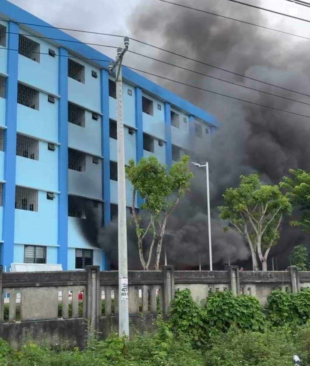 Hiện trường vụ cháy nhà xe ở Bệnh viện Thăng Hoa.