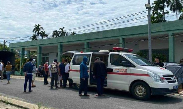 Đưa thi thể bị can Sự về mai táng. (Ảnh BS TH)