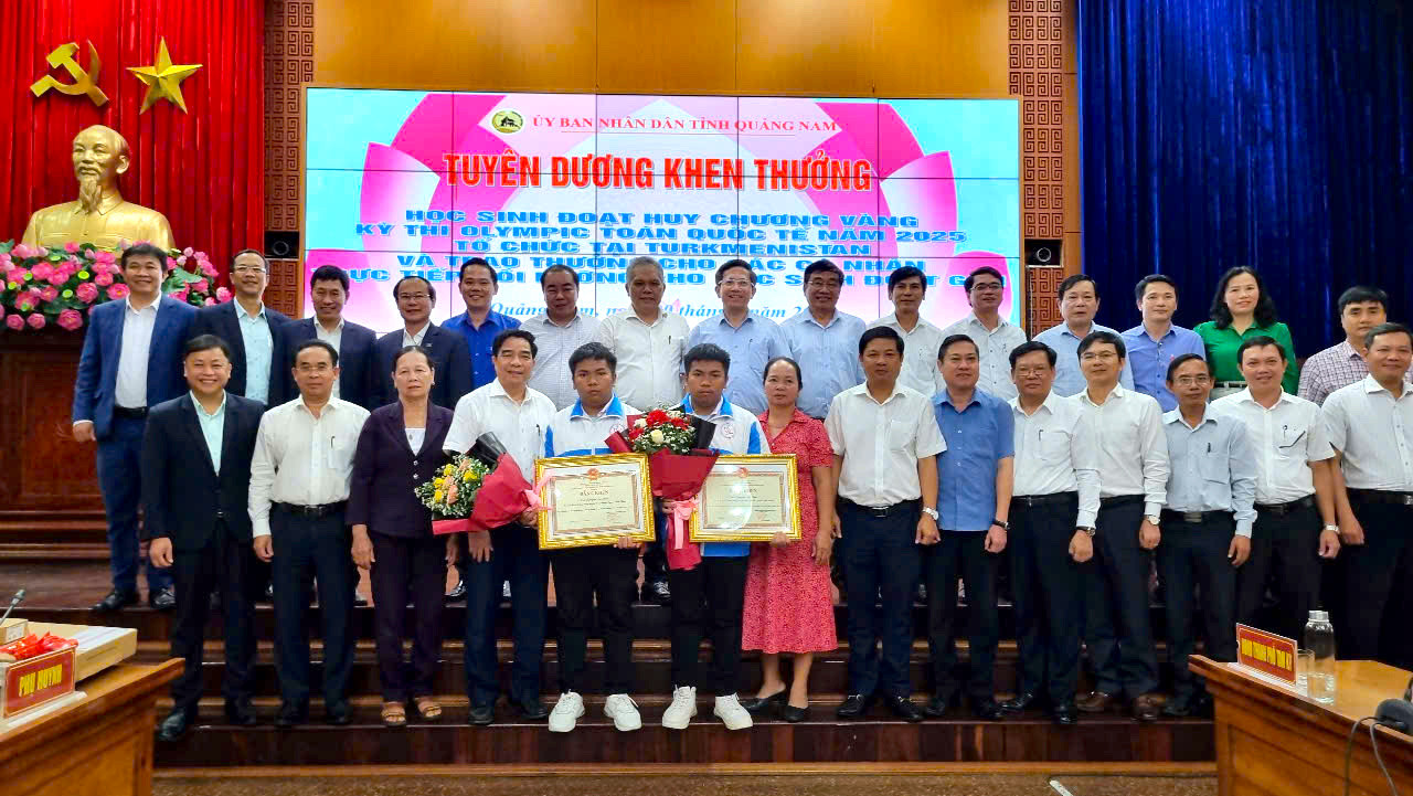 Tại buổi lễ tuyên dương, hai anh em nhận nhiều phần quà ý nghĩa.