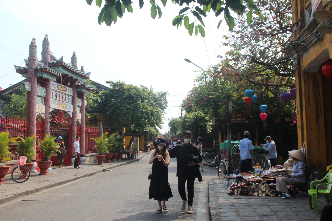 Bạn trẻ nắm tay nhau dạo phố.