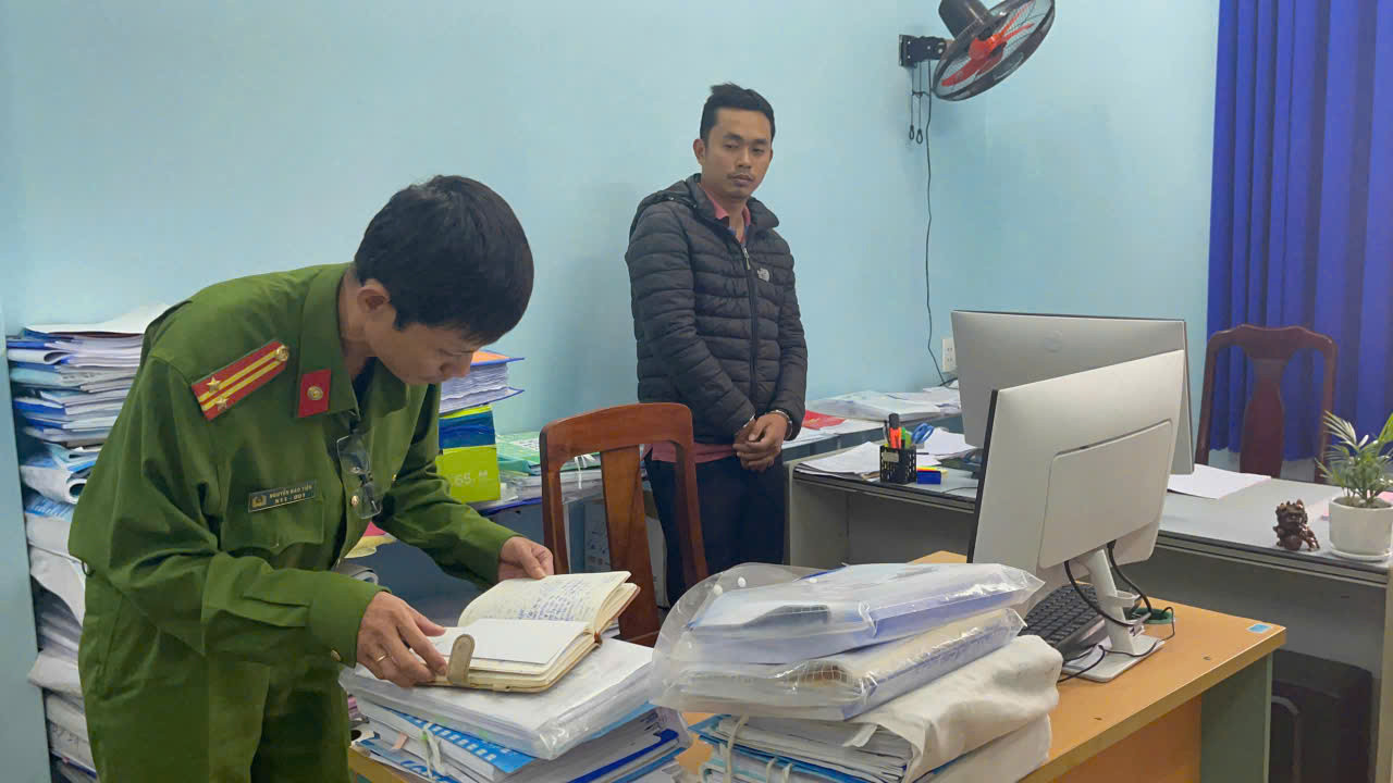 Cơ quan công an khám xét nơi làm việc của hai bị can