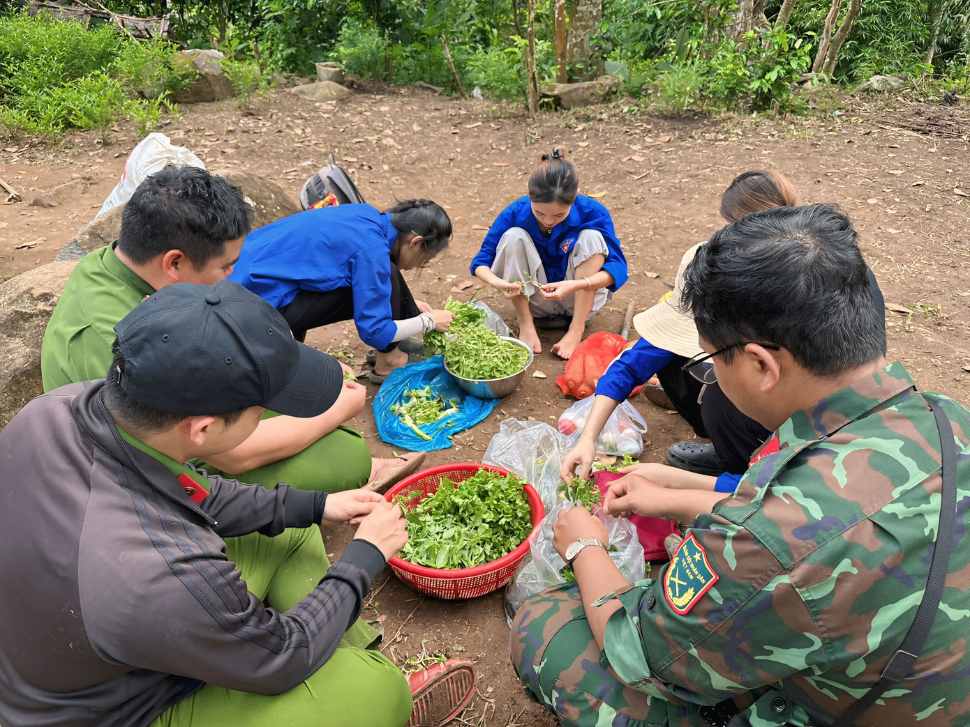 Cùng chuẩn bị bữa ăn nhân ái đãi bà con.