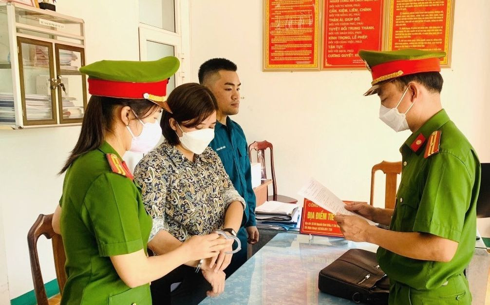 Trần Thị Hồng bị bắt về tội Lừa đảo chiếm đoạt tài sản. Trần Thị Hồng bị bắt về tội Lừa đảo chiếm đoạt tài sản.