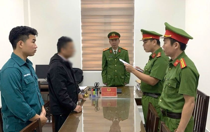 Công an tống đạt quyết định khởi tố, tạm giam đối với P.M.T. Ảnh CA Công an tống đạt quyết định khởi tố, tạm giam đối với P.M.T. Ảnh CA