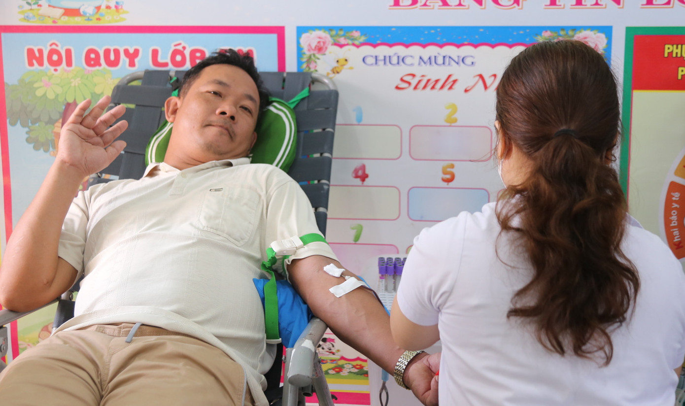 Trước đó, tháng 10/2016, anh bị tai nạn giao thông, tiên lượng không cứu được nên Bệnh viện tỉnh Quảng Nam đã khuyên gia đình đưa anh về. Còn nước còn tát, gia đình anh xin chuyển ra điều trị ở Bệnh viện Đà Nẵng. Mất 6 tháng chạy chữa, trong đó hơn 2 tháng hôn mê, cuối cùng anh Đại được cứu sống. &quot;Phải truyền rất nhiều máu khi cấp cứu và điều trị, tôi hiểu được ý nghĩa lớn lao của những giọt máu tình nguyện trao đi. Vì vậy, tôi tự nhủ, lúc nào còn khỏe mạnh, đủ điều kiện, tôi vẫn hiến máu&quot;, anh Đại nói.