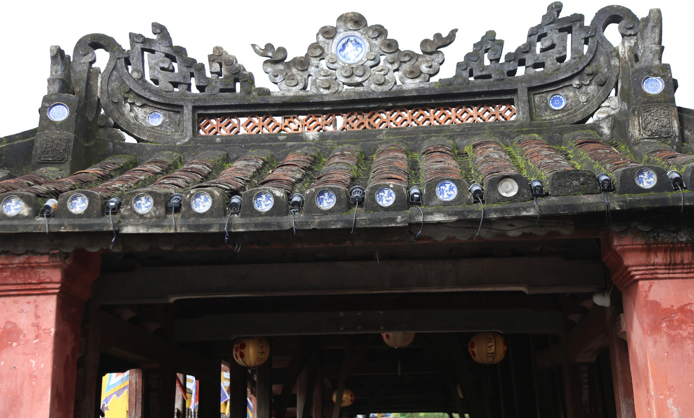 Phần mái ngói sẽ được tháo dỡ theo trình tự, vệ sinh, phân loại bảo quản và tận dụng tối đa. Ngói thay mới tương đồng về kích cỡ, hình dáng, cấu trúc vật liệu với ngói cũ theo từng vị trí.