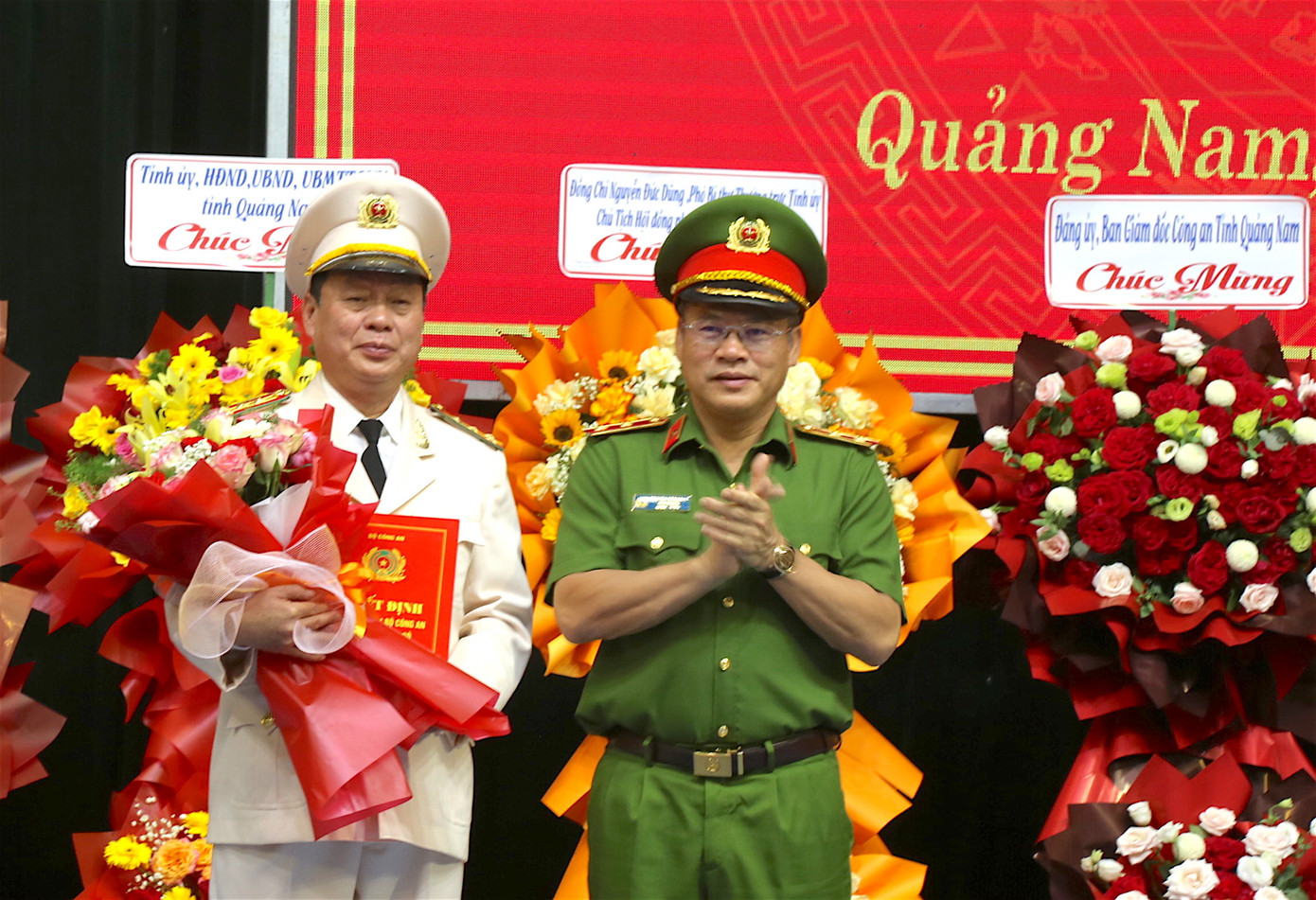 Thứ trưởng Nguyễn Văn Long trao quyết định của Bộ trưởng Bộ Công an về điều động, bổ nhiệm Giám đốc Công an tỉnh Quảng Nam cho Đại tá Nguyễn Hữu Hợp. Ảnh: Hoài Văn Thứ trưởng Nguyễn Văn Long trao quyết định của Bộ trưởng Bộ Công an về điều động, bổ nhiệm Giám đốc Công an tỉnh Quảng Nam cho Đại tá Nguyễn Hữu Hợp. Ảnh: Hoài Văn