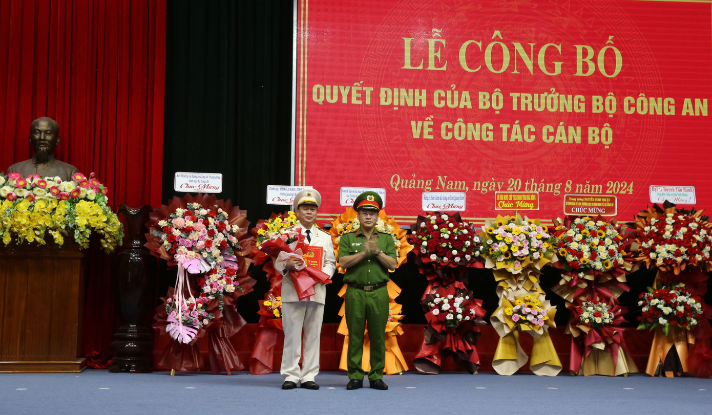 Công bố quyết định của Bộ trưởng Bộ Công an về công tác cán bộ. Công bố quyết định của Bộ trưởng Bộ Công an về công tác cán bộ.