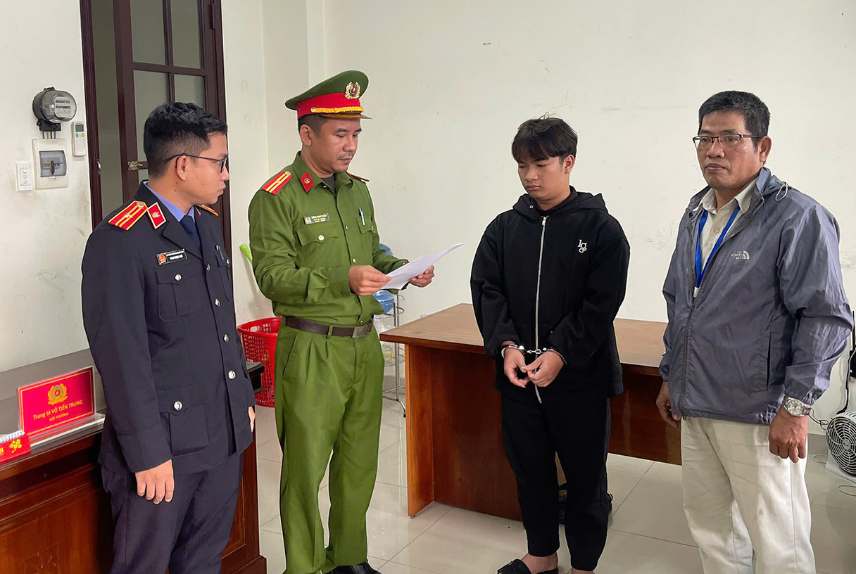 Công an tống đạt lệnh tạm giam đối với Nguyễn Thị Cẩm Ngọc, Trương Thế Khải và Lê Thành Danh. Ảnh CA Công an tống đạt lệnh tạm giam đối với Nguyễn Thị Cẩm Ngọc, Trương Thế Khải và Lê Thành Danh. Ảnh CA