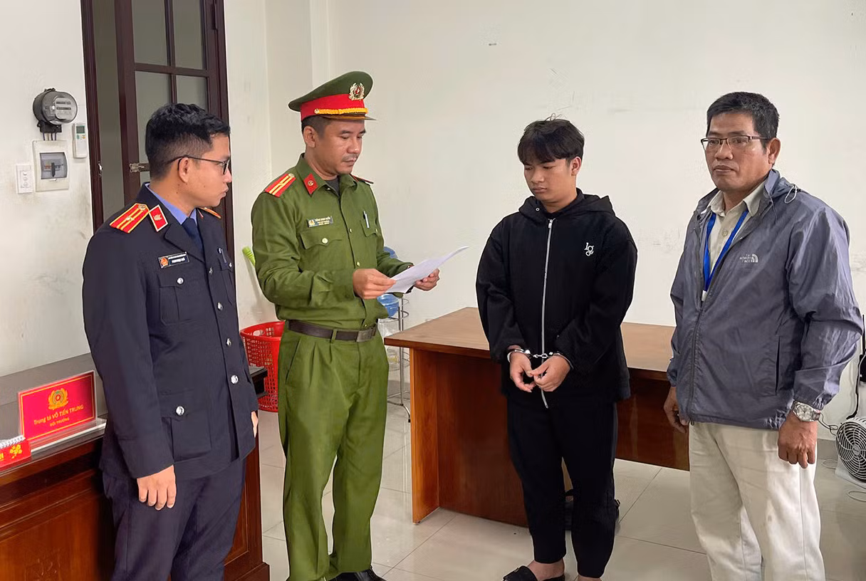 Công an tống đạt lệnh tạm giam đối với Nguyễn Thị Cẩm Ngọc, Trương Thế Khải và Lê Thành Danh. Ảnh CA