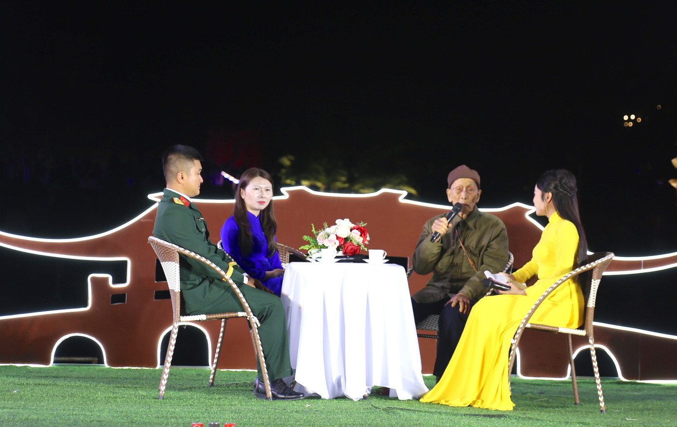 Diễn đàn giao lưu tiếp lửa truyền thống “Đảng là lẽ sống của tôi”. Ảnh: Hoài Văn Diễn đàn giao lưu tiếp lửa truyền thống “Đảng là lẽ sống của tôi”. Ảnh: Hoài Văn