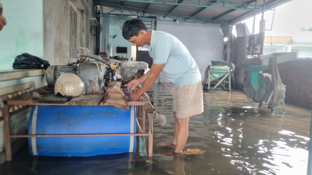 Anh Châu Văn Cư tự chế bè để chứa đồ đạc trong mùa mưa lũ.