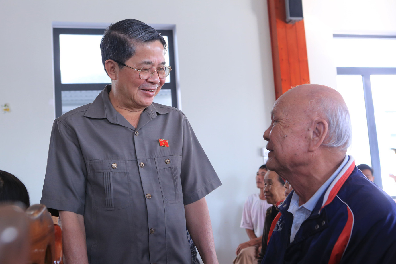 Phó Chủ tịch Quốc hội Nguyễn Đức Hải thăm hỏi, tặng quà bà con xã biển Tam Giang.