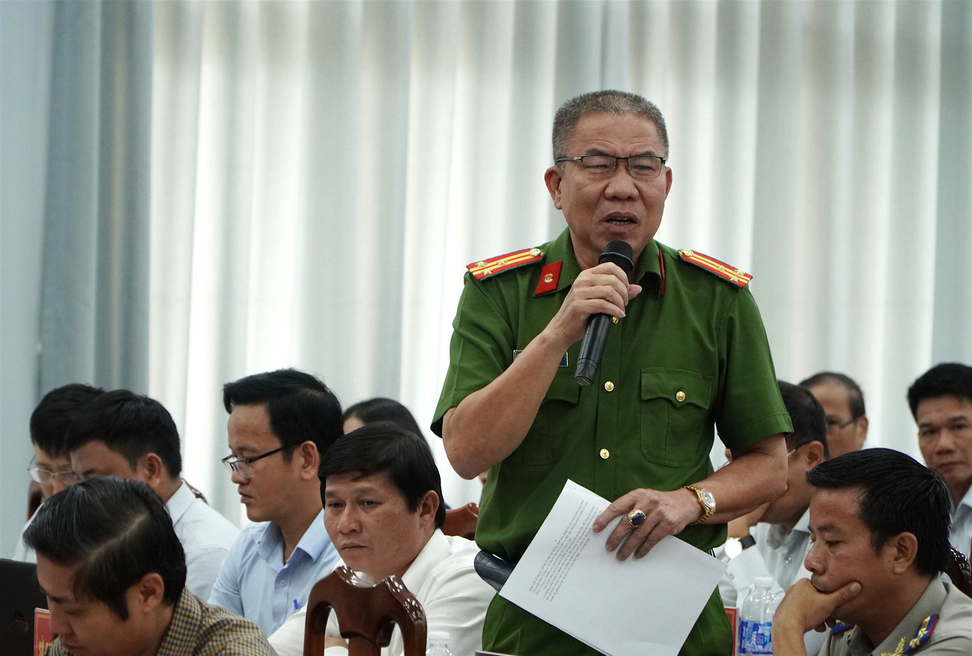 Thượng tá Hà Thế Xuyên – Trưởng phòng Cảnh sát kinh tế, Phó Thủ trưởng Cơ quan CSĐT Công an tỉnh Quảng Nam nêu ý kiến tại buổi đối thoại.