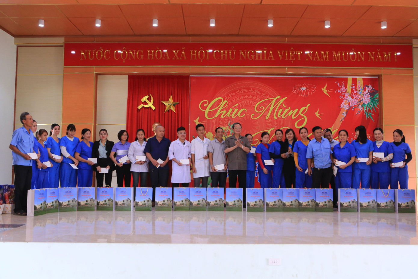 Phó Chủ tịch Quốc hội tặng hàng trăm suất quà tại Quảng Nam nhân dịp Tết Nguyên đán Ất Tỵ.