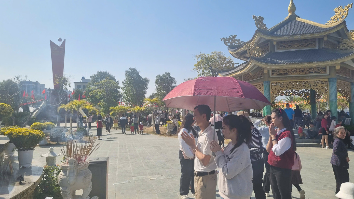 Chùa mở cửa quanh năm, vào dịp lễ, Tết nơi đây nhộn nhịp vì đông đảo người dân và du khách đến tham quan. Ghi nhận ngày đầu năm mới 2025 rất đông du khách và người dân đổ về đây tham quan. Chùa mở cửa quanh năm, vào dịp lễ, Tết nơi đây nhộn nhịp vì đông đảo người dân và du khách đến tham quan. Ghi nhận ngày đầu năm mới 2025 rất đông du khách và người dân đổ về đây tham quan.