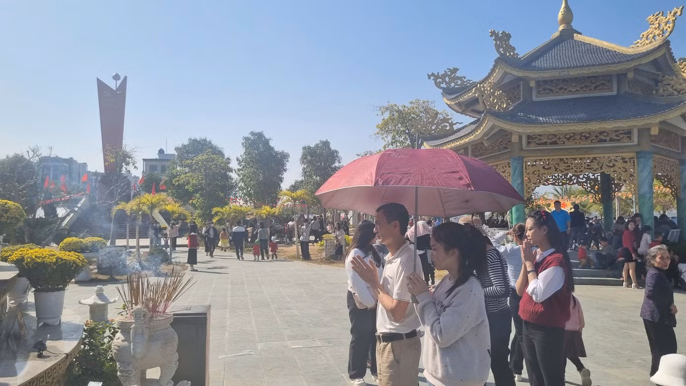 Chùa mở cửa quanh năm, vào dịp lễ, Tết nơi đây nhộn nhịp vì đông đảo người dân và du khách đến tham quan. Ghi nhận ngày đầu năm mới 2025 rất đông du khách và người dân đổ về đây tham quan. Chùa mở cửa quanh năm, vào dịp lễ, Tết nơi đây nhộn nhịp vì đông đảo người dân và du khách đến tham quan. Ghi nhận ngày đầu năm mới 2025 rất đông du khách và người dân đổ về đây tham quan.